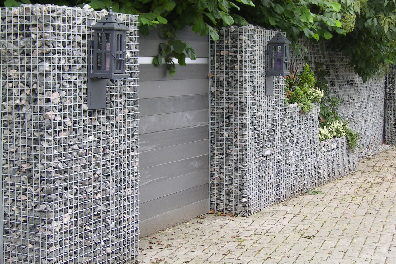 Composiet schutting met schanskorven