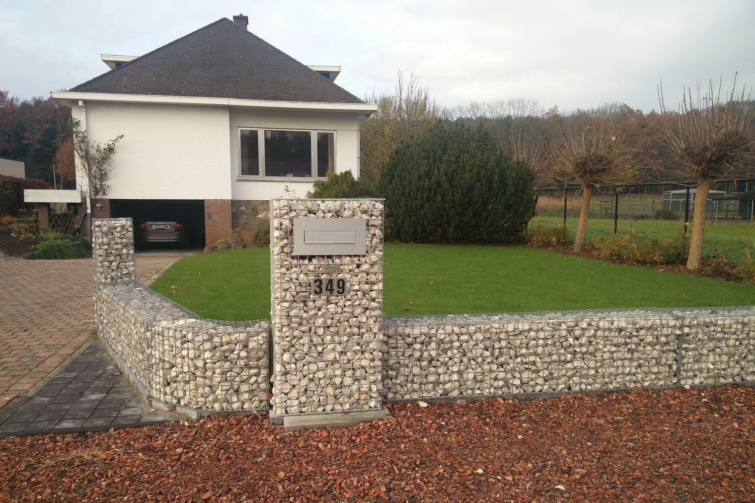 Schanskorf RVS Brievenbus gevuld met Weissenbacher Siergrind