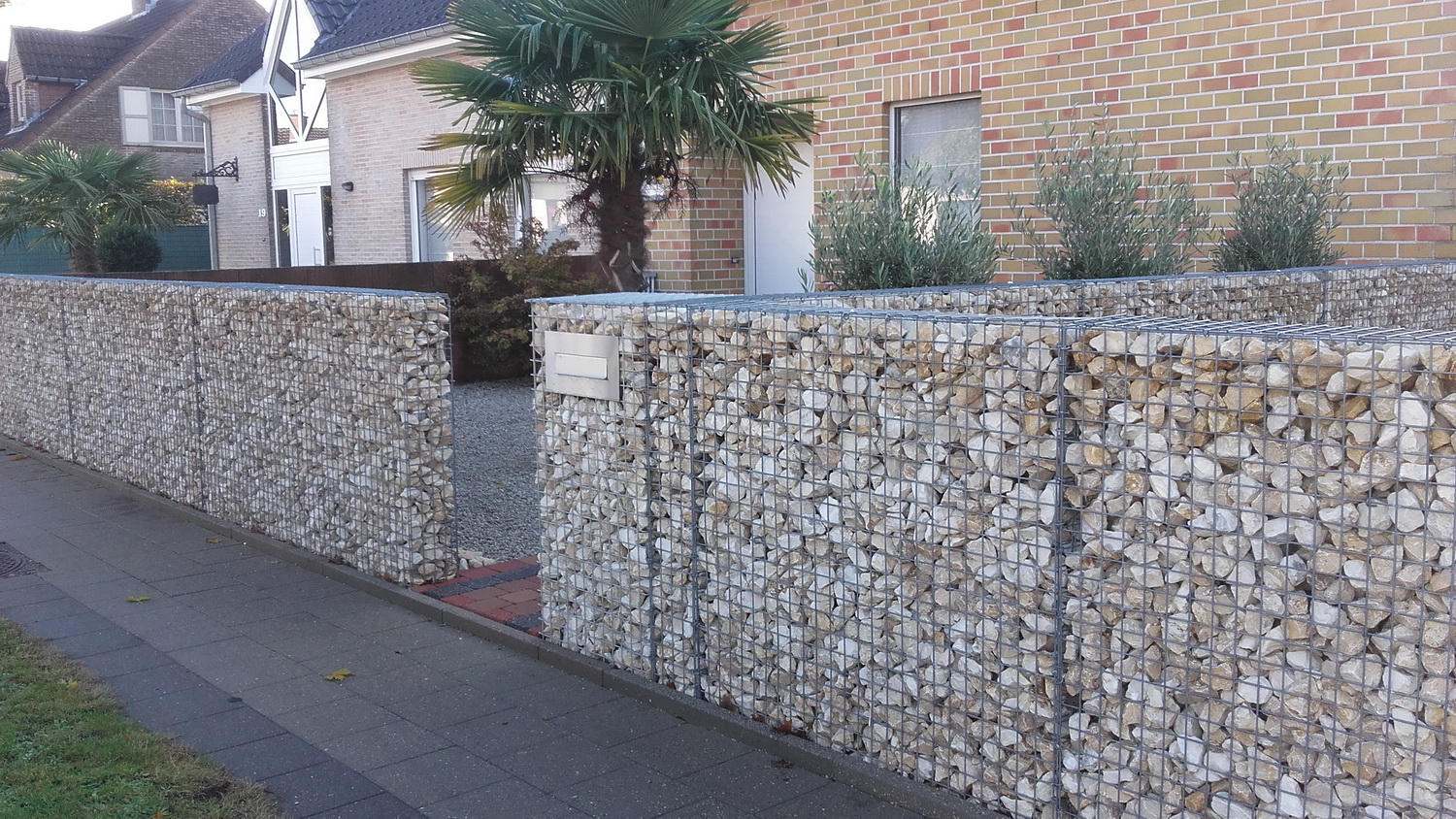 Schanskorf RVS Brievenbus gevuld met Yellow Sun