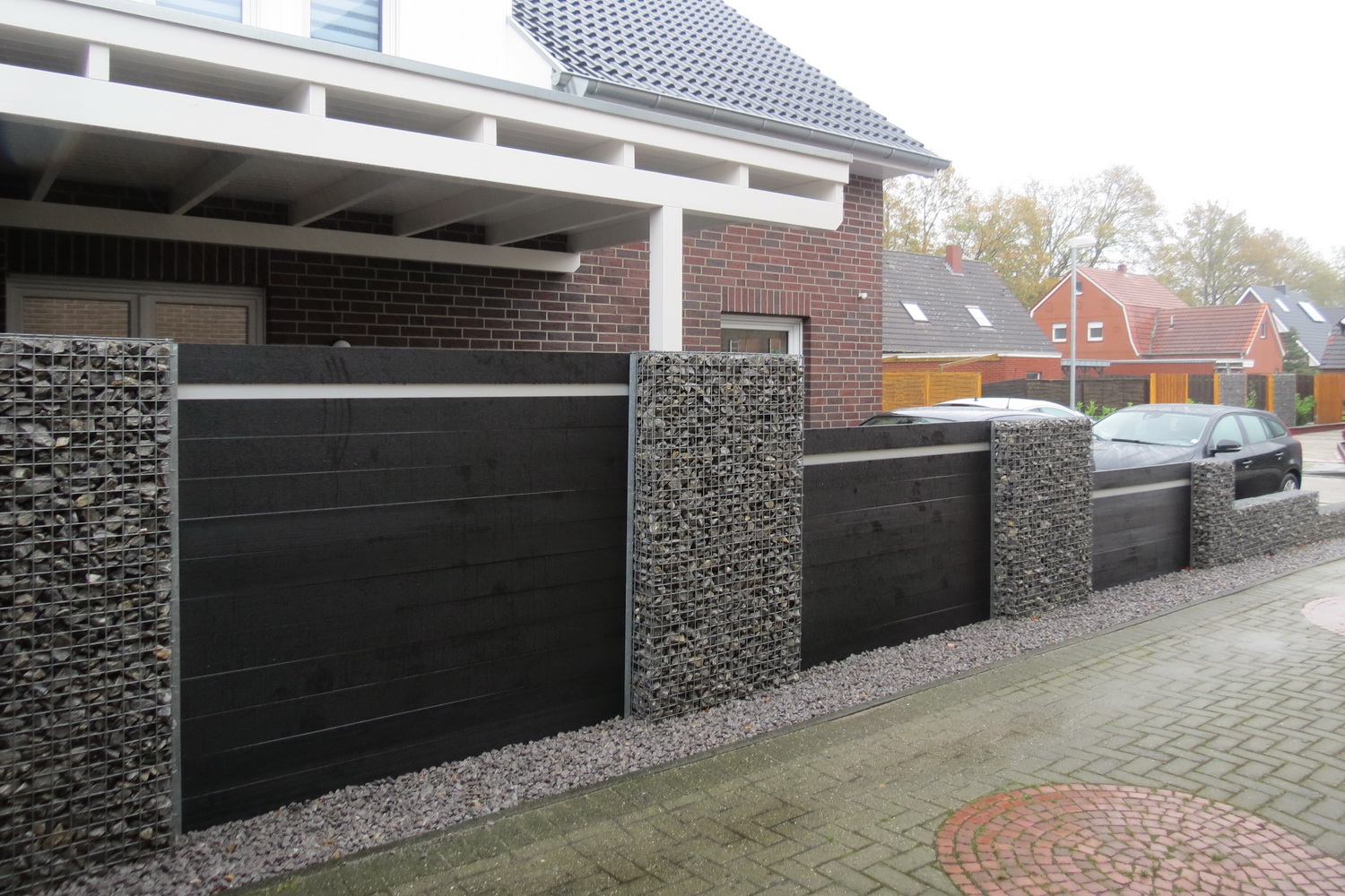 Composiet schutting met schanskorven