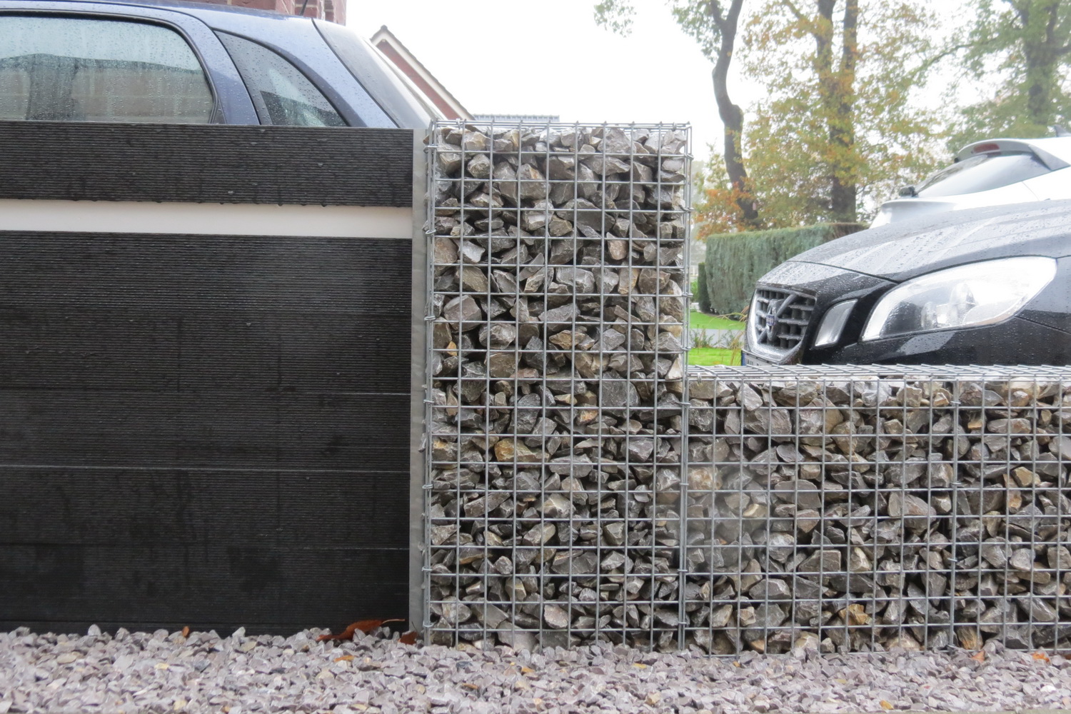 Composiet schutting met schanskorven