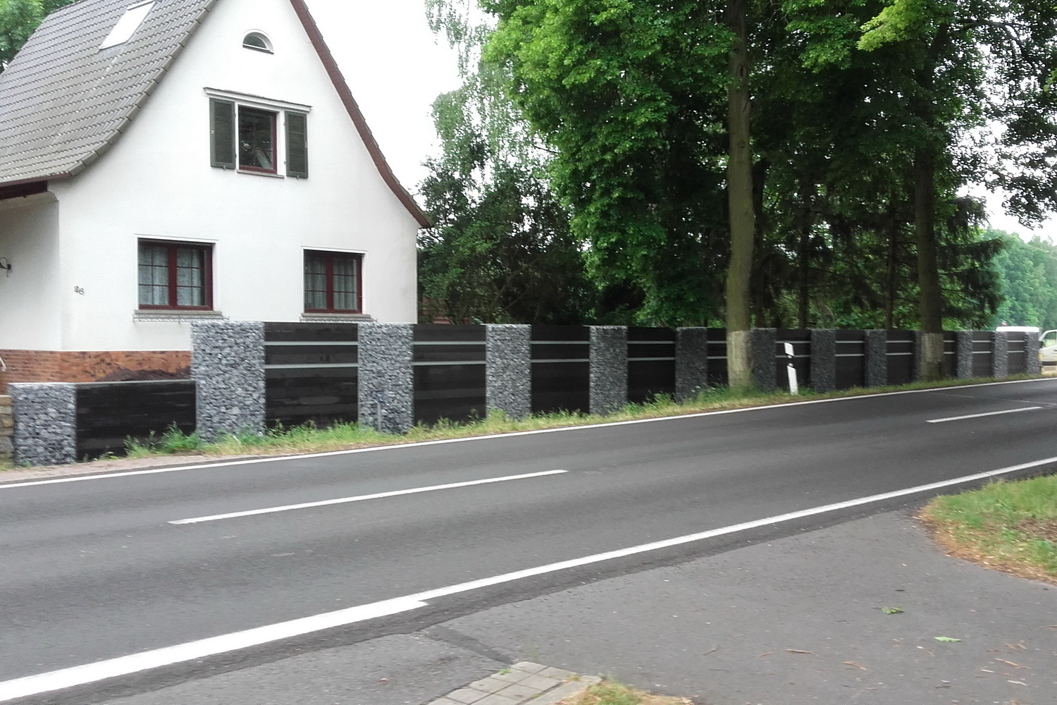 Composiet schutting met schanskorven