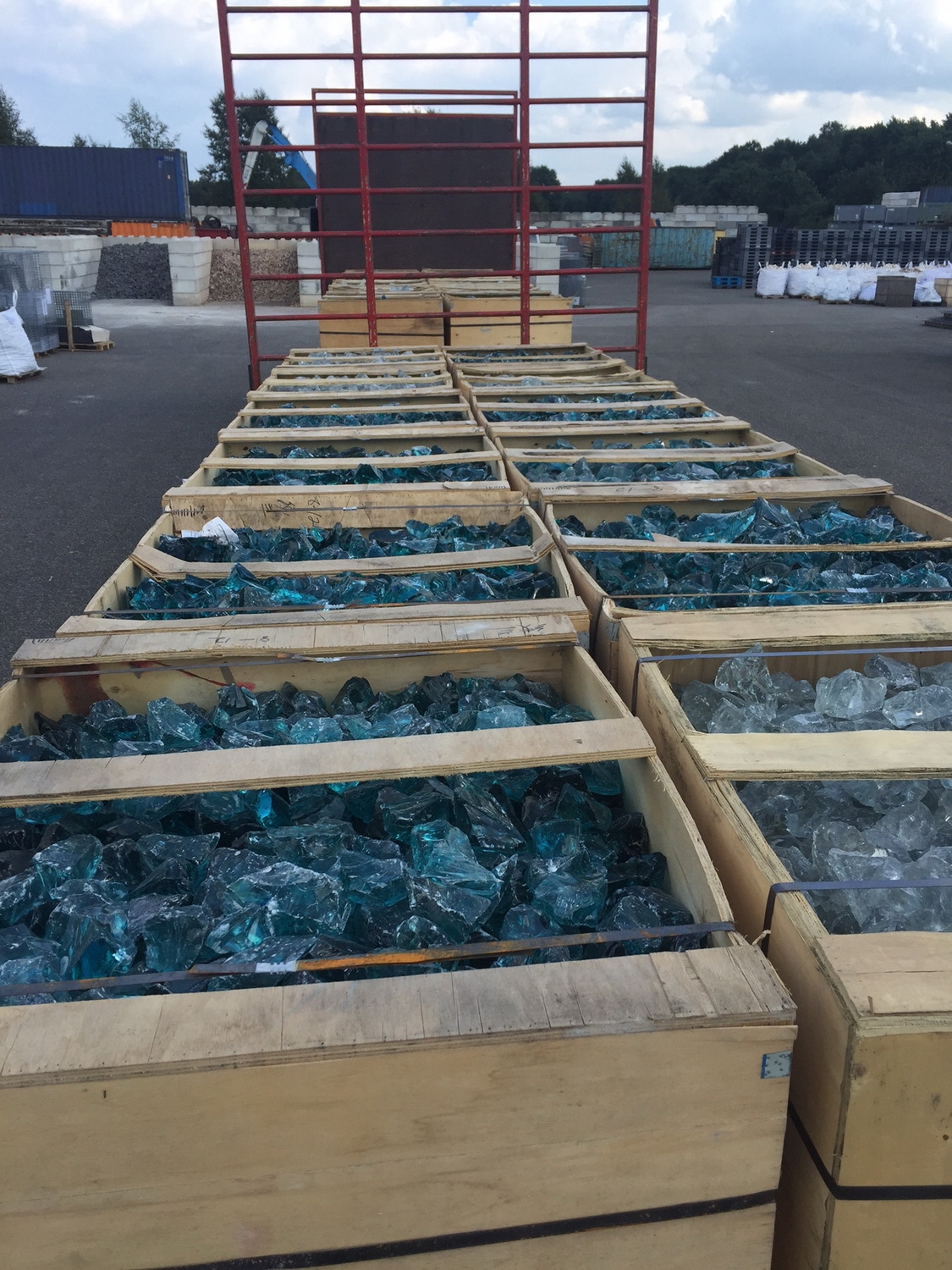 Vrachtwagen vol Glasbrokken