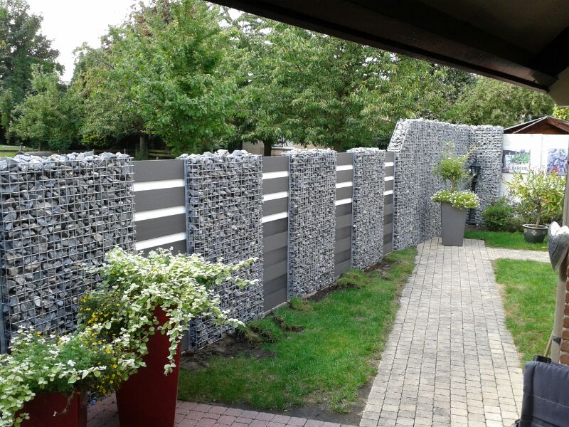 Composiet schutting met schanskorven