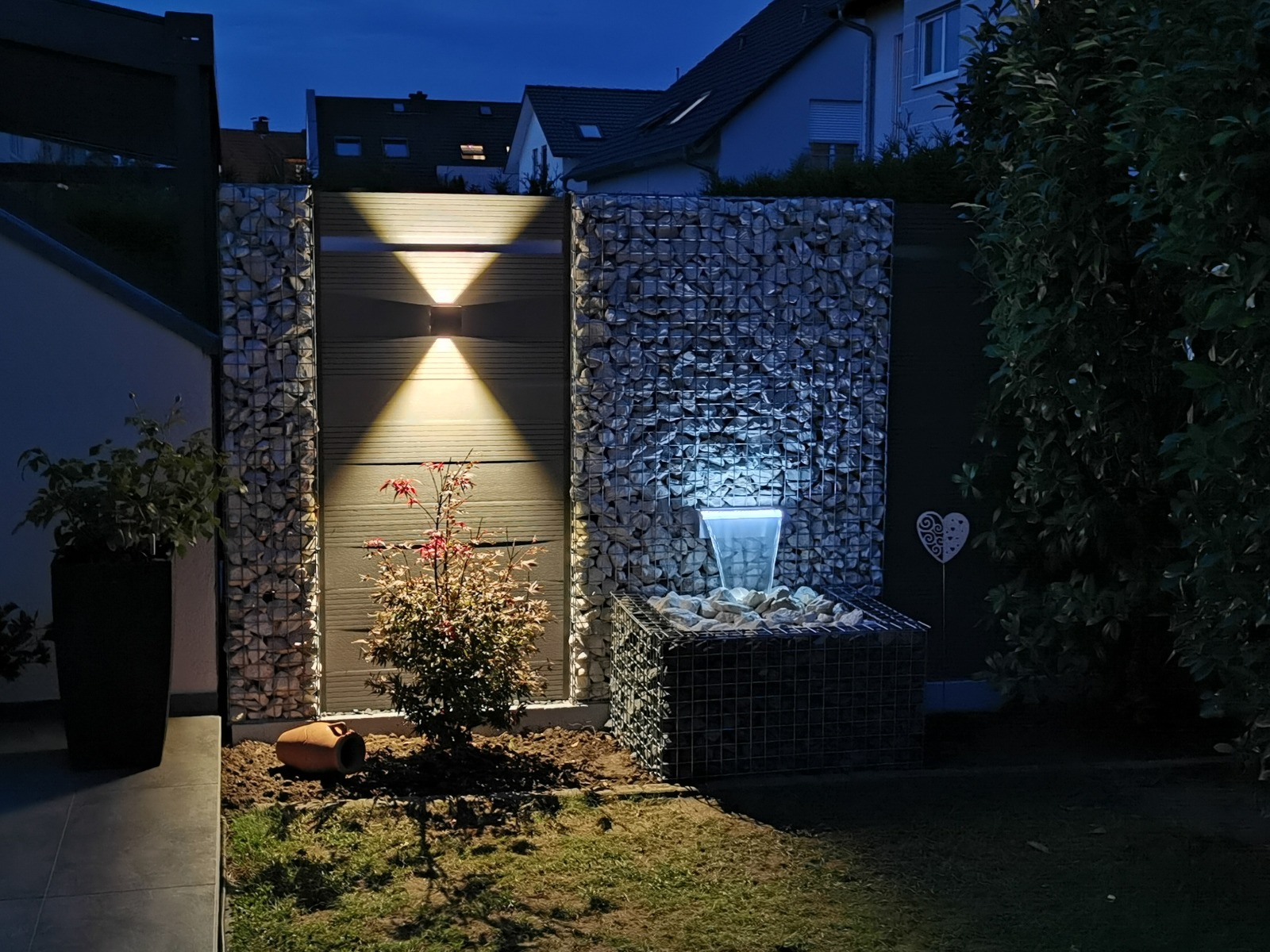 Composiet schutting met schanskorven, waterval en LED verlichting
