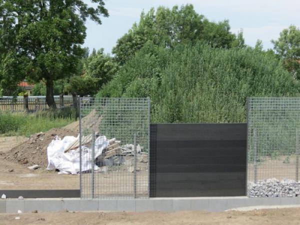Composiet schutting met Steenkorven opbouw