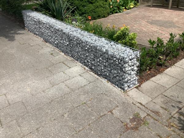Steenkorf in voortuin