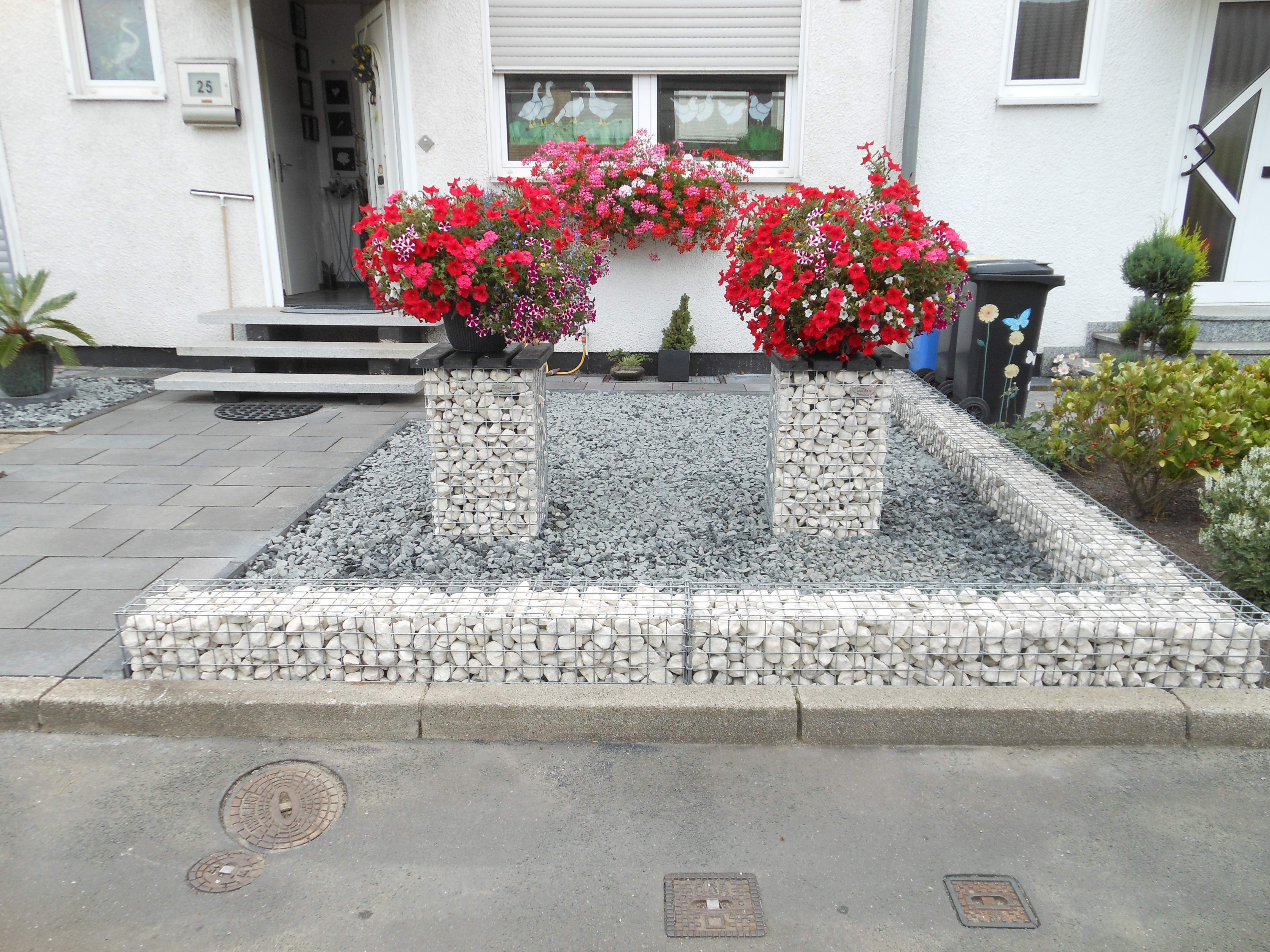 Schanskorf als verhoogd plantenbak in moderne tuin