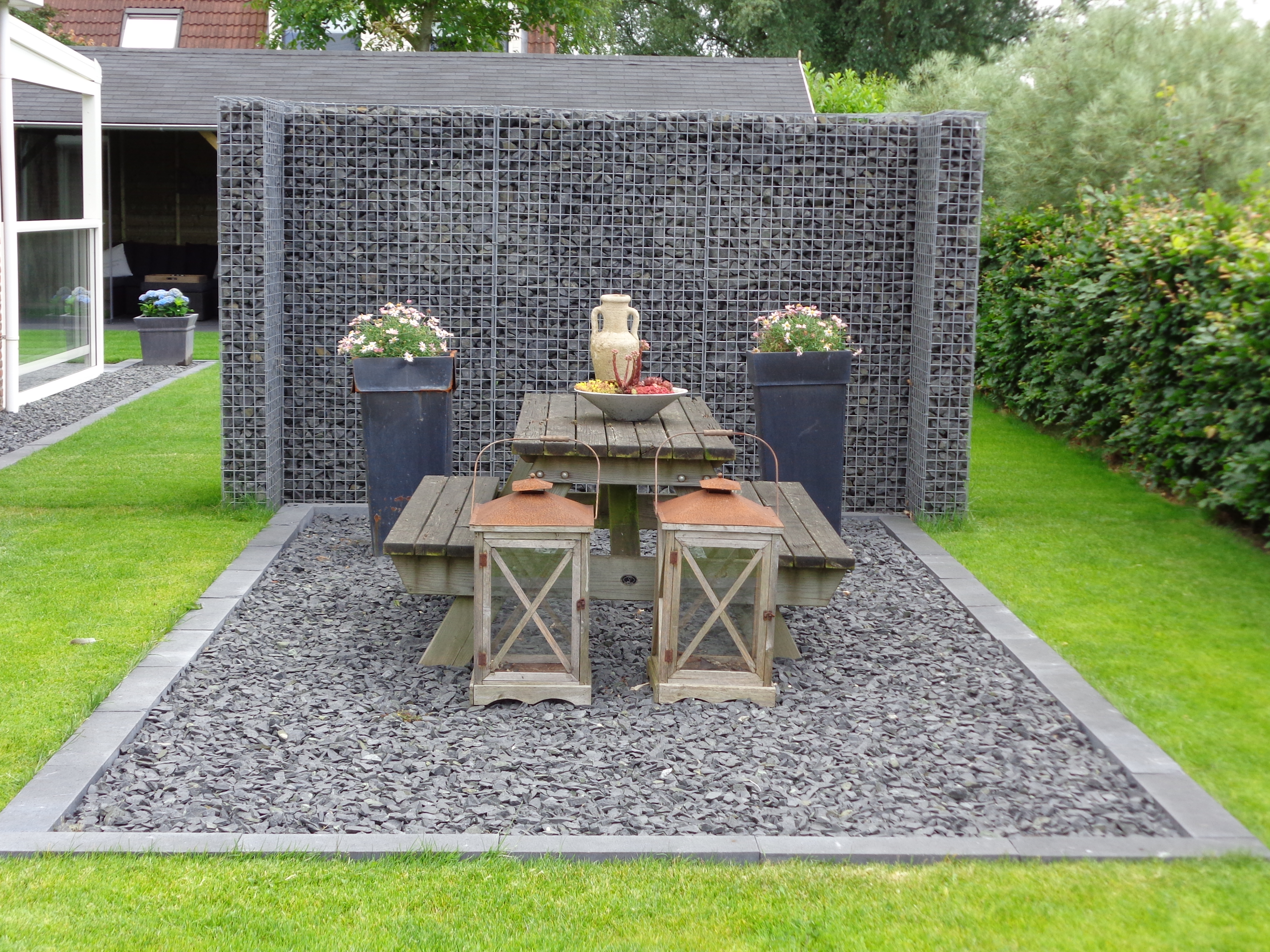 Schanskorf gevuld met basalt voor moderne uitstraling