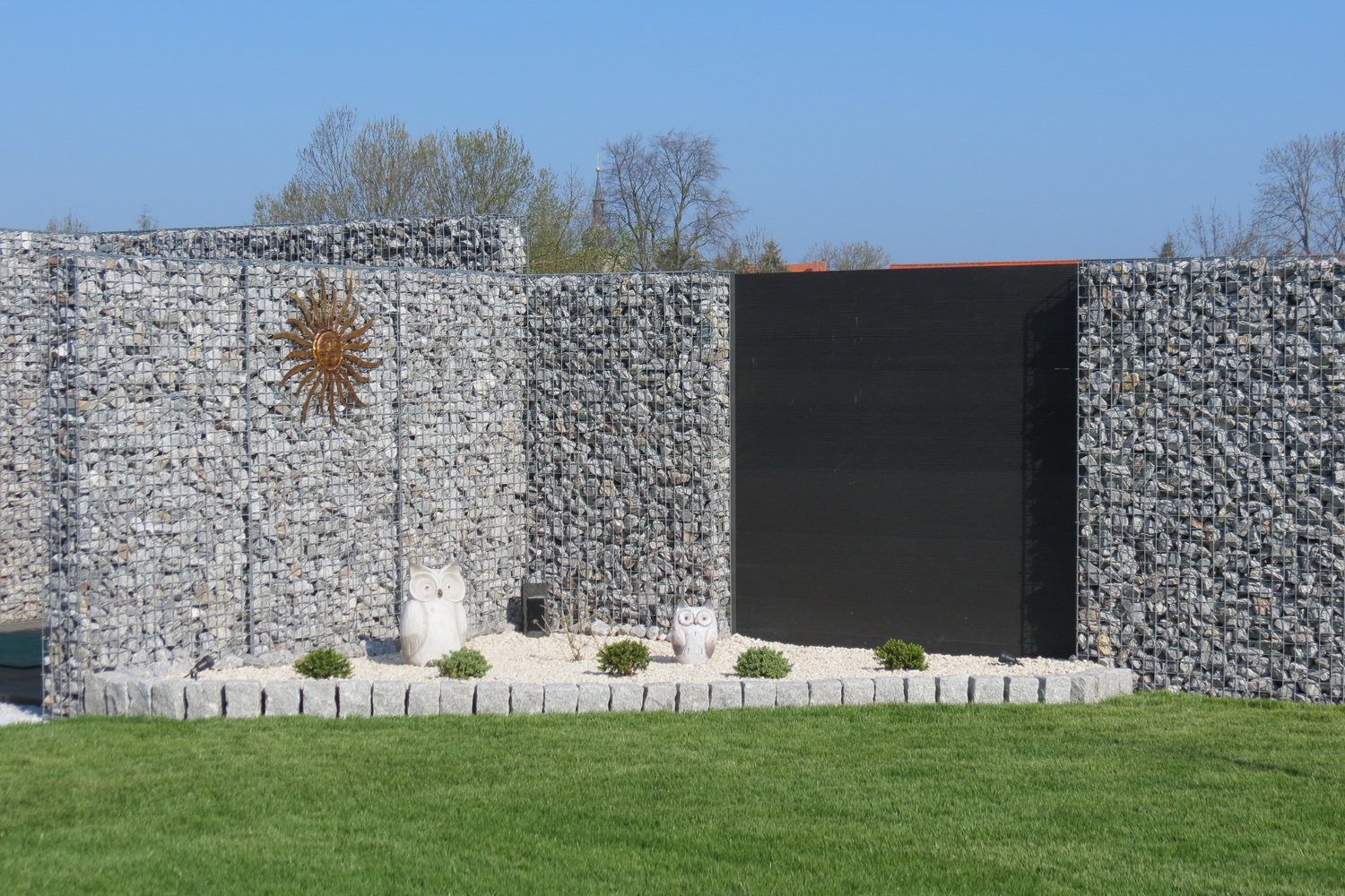 Schanskorven in een Belgische tuin als erfafscheiding