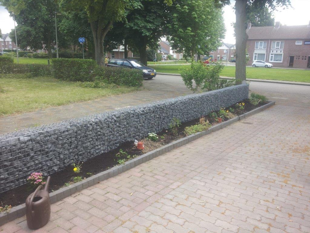 Schanskorven langs oprit met Tournai breuksteen