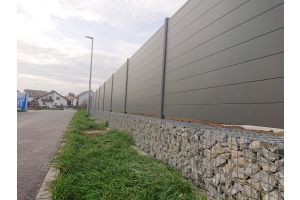 Steenkorf Border met Composiet Schutting – Composiet schutting inspiratie. Steenkorf Border met Composiet Schutting