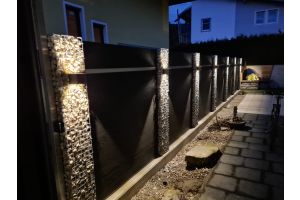 Composiet Schutting met Steenkorven en LED – Composiet schutting inspiratie. Composiet Schutting met Steenkorven en LED