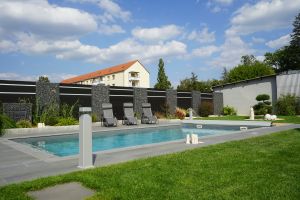 Steenkorf met Composiet Schutting – Zakelijke toepassingen. Steenkorf met Composiet Schutting