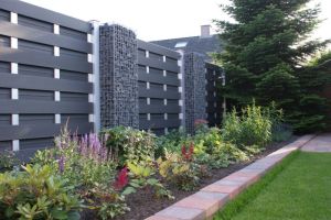 Steenkorven Muur met Basalt Breukstenen in Combinatie met Composiet – Basalt breukstenen inspiratie. Steenkorven Muur met Basalt Breukste...