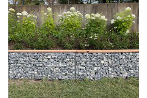 Steenkorven Tuinbank met Icy Blue – Schanskorf tuinbanken. Steenkorven Tuinbank met Icy Blue