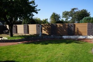 Steenkorven met Composiet Schutting – Composiet schutting inspiratie. Steenkorven met Composiet Schutting