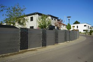 Steenkorven met Composiet Schutting – Zakelijke toepassingen. Steenkorven met Composiet Schutting