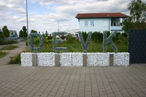 Steenkorven Letters met Glasbrokken – Glasbrokken inspiratie. Steenkorven Letters met Glasbrokken