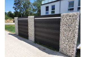 Steenkorven met Composiet Schutting – Composiet schutting inspiratie. Steenkorven met Composiet Schutting