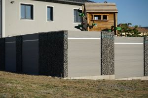 Steenkorven met Composiet Schutting – Composiet schutting inspiratie. Steenkorven met Composiet Schutting