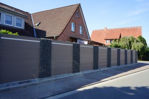 Steenkorven met Composiet Schutting – Composiet schutting inspiratie. Steenkorven met Composiet Schutting