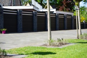 Steenkorven met Composiet Schutting – Composiet schutting inspiratie. Steenkorven met Composiet Schutting