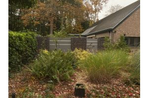 Steenkorven met Composiet Schutting – Composiet schutting inspiratie. Steenkorven met Composiet Schutting