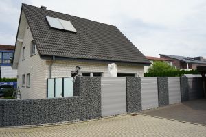 Steenkorven met Composiet Schutting – Composiet schutting inspiratie. Steenkorven met Composiet Schutting