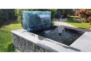 Steenkorf Waterval met Glasbrokken – Glasbrokken inspiratie. Steenkorf Waterval met Glasbrokken