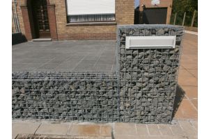 Steenkorven Brievenbus met Basalt Breuksteen – Schanskorf brievenbus inspiratie. Steenkorven Brievenbus met Basalt Breuksteen