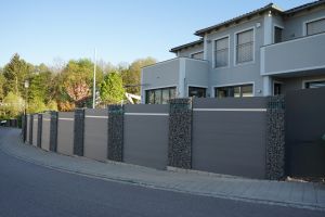 Steenkorven met Composiet Schutting – Zakelijke toepassingen. Steenkorven met Composiet Schutting