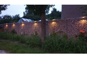 Steenkorven met Marmer Rood Breukstenen en LED Verlichting – Schanskorven. Steenkorven met Marmer Rood Breukstenen en LED Verlichting
