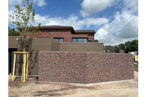 Basalt Bruin Steenkorven Schutting – Basalt breukstenen inspiratie. Basalt Bruin Steenkorven Schutting