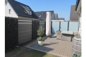 Steenkorven met Composiet Schutting – Composiet schutting inspiratie. Steenkorven met Composiet Schutting