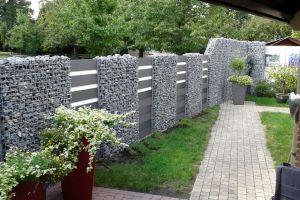 Composiet met Steenkorven – Composiet schutting inspiratie. Composiet met Steenkorven