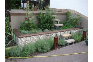 Steenkorf Trapbloembak bij Terras – Schanskorf bloembak. Steenkorf Trapbloembak bij Terras