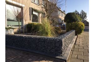 Steenkorven met Basalt Breukstenen in Voortuin – Basalt breukstenen inspiratie. Steenkorven met Basalt Breukstenen in Voortuin