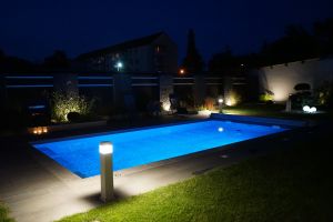 Steenkorven Zwembad Afscheiding met Verlichting – Zakelijke toepassingen. Steenkorven Zwembad Afscheiding met Verlichting