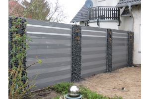 Steenkorven met Composiet Schutting – Composiet schutting inspiratie. Steenkorven met Composiet Schutting