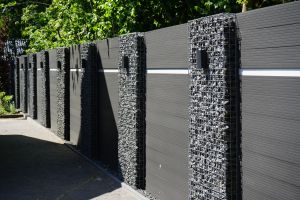 Steenkorven met Composiet Schutting – Composiet schutting inspiratie. Steenkorven met Composiet Schutting
