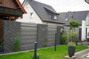 Steenkorven met Composiet Schutting – Composiet schutting inspiratie. Steenkorven met Composiet Schutting