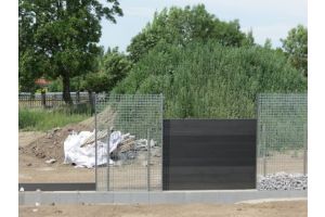 Composiet Schutting met Steenkorven Opbouw – Composiet schutting inspiratie. Composiet Schutting met Steenkorven Opbouw