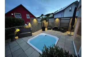 Steenkorven Schutting met Composiet en LED – LED verlichting. Steenkorven Schutting met Composiet en LED