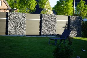 Steenkorven met Composiet Schutting – Composiet schutting inspiratie. Steenkorven met Composiet Schutting