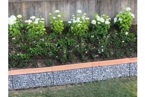 Steenkorvenbank met Icy Blue – Schanskorf tuinbanken. Steenkorvenbank met Icy Blue