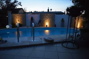 Steenkorven Composiet-schutting met LED – Composiet schutting inspiratie. Steenkorven Composiet-schutting met LED