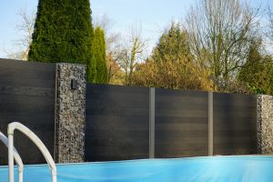 Steenkorven met Composiet Schutting – Composiet schutting inspiratie. Steenkorven met Composiet Schutting