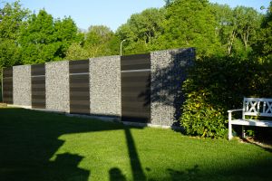 Steenkorven met Composiet Schutting – Composiet schutting inspiratie. Steenkorven met Composiet Schutting