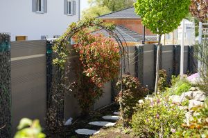 Steenkorven met Composiet Schutting – Composiet schutting inspiratie. Steenkorven met Composiet Schutting
